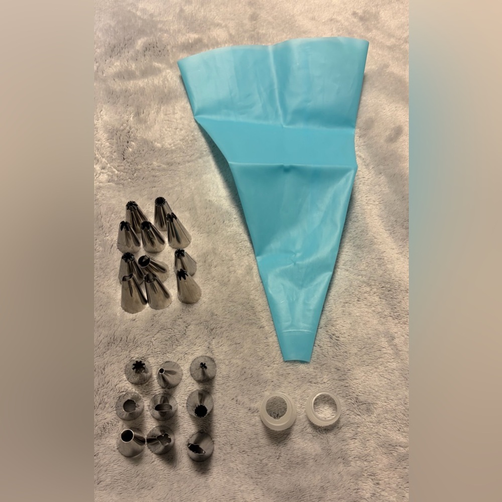 23 piece piping/decorating kit.